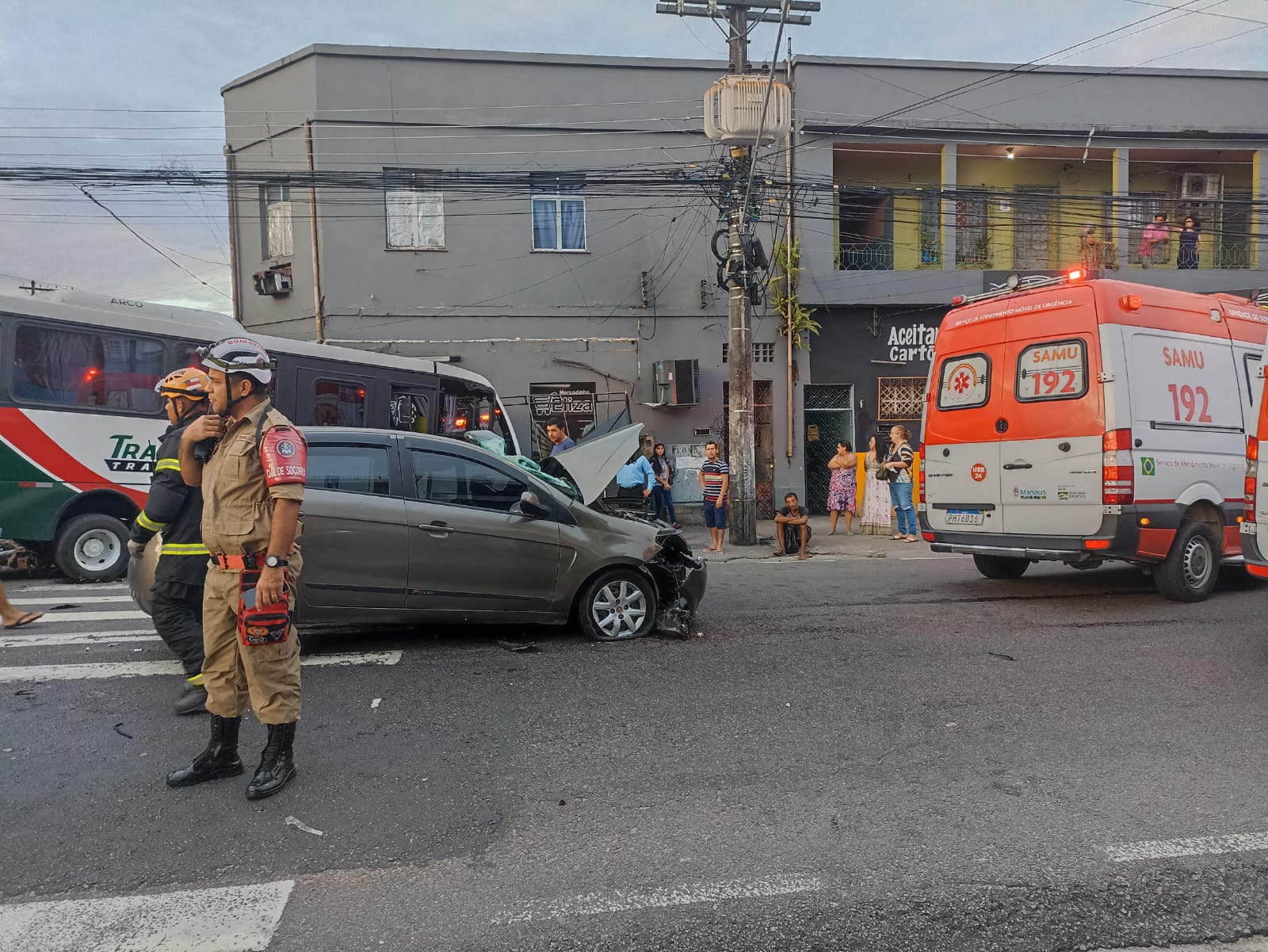 Você está visualizando atualmente Acidente entre carro de aplicativo e micro-ônibus no Centro de Manaus deixa três feridos