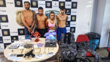 Espia…Quarteto criminoso é preso com drogas, armas e uniforme da Rocam no Jorge Teixeira
