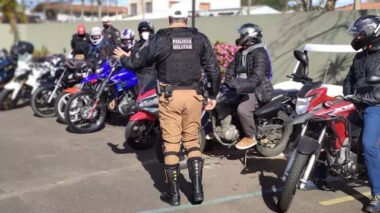 Novas regras para uso do capacete; Motociclista que deixar de cumprir as novas normas podem receber multa e até perder a carteira de motorista.