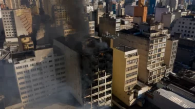 Incêndio atinge quatro imóveis no Centro de SP; bombeiros ficam feridos e área é interditada