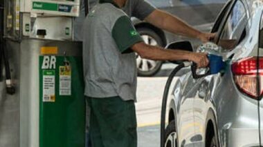 Culpa do Bolsonaro: Preço médio do litro de gasolina no Brasil está abaixo da média mundial