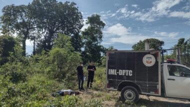 Homem achado em ramal foi degolado e esfaqueado 18 vezes em Manaus