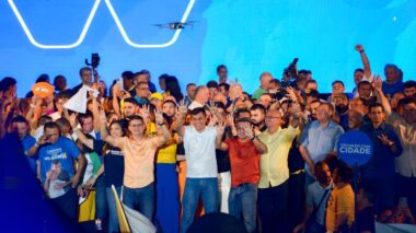 Candidato à reeleição, governador Wilson Lima é carregado em convenção; ‘eles prometem, nós fazemos e entregamos’