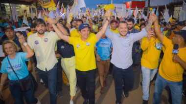 Adail Filho e Thiago Abrahim levam multidão às ruas de Itacoatiara durante ‘Caminhada das Luzes’