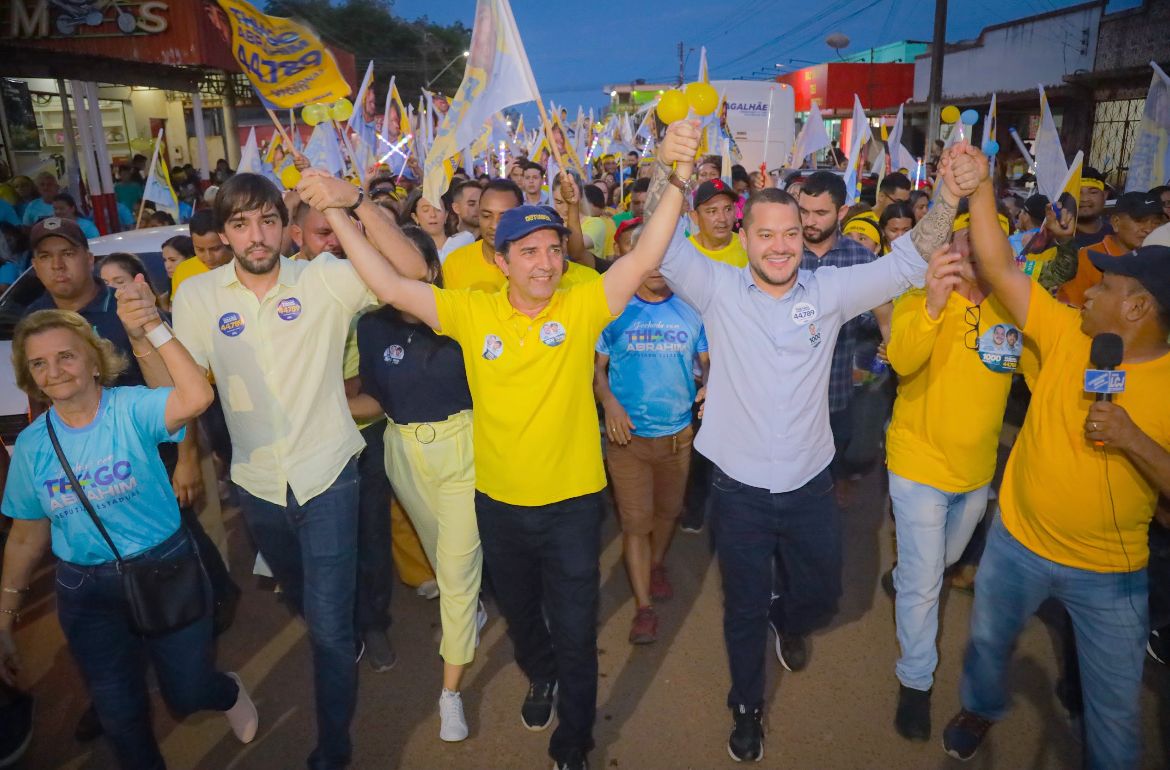 No momento, você está visualizando Adail Filho e Thiago Abrahim levam multidão às ruas de Itacoatiara durante ‘Caminhada das Luzes’