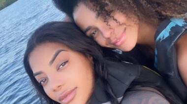 Vídeos: Ludmilla curte passeio de barco e jet-ski em Manaus com Brunna Gonçalves