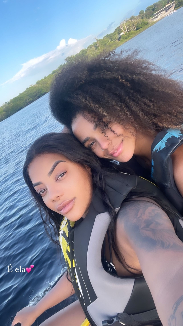 No momento, você está visualizando Vídeos: Ludmilla curte passeio de barco e jet-ski em Manaus com Brunna Gonçalves
