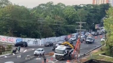 Av. Humberto Calderaro é interditada após acidente que arrancou poste em Manaus