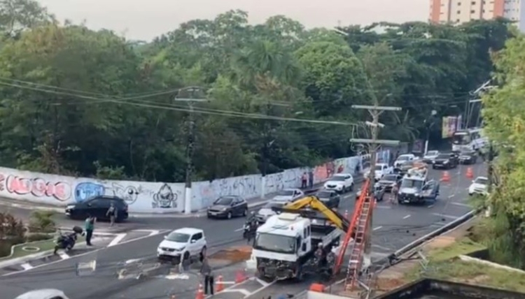 No momento, você está visualizando Av. Humberto Calderaro é interditada após acidente que arrancou poste em Manaus