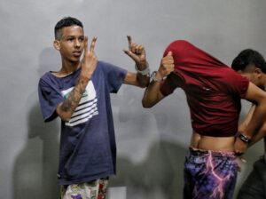 Leia mais sobre o artigo Espia… Trio é preso suspeito de ‘fazer casinha’ e matar comparsa com tiro na nuca em Manaus