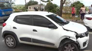 Criança é arremessada ao ser atingida por carro em acidente na Avenida das Torres