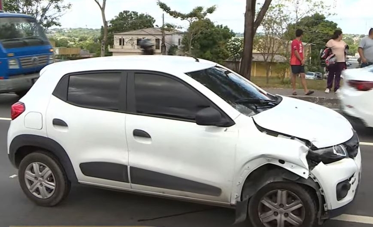 Você está visualizando atualmente Criança é arremessada ao ser atingida por carro em acidente na Avenida das Torres