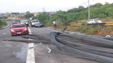 Cabos de aço despencam de carreta na Avenida das Flores e interditam parte da pista