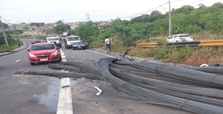 No momento, você está visualizando Cabos de aço despencam de carreta na Avenida das Flores e interditam parte da pista