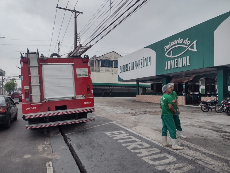 Você está visualizando atualmente Peixaria do Juvenal tem princípio de incêndio neste sábado em Manaus