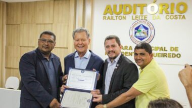 Arthur recebe título de cidadão de Presidente Figueiredo e diz que seu mandato vai marcar nova época para o Amazonas
