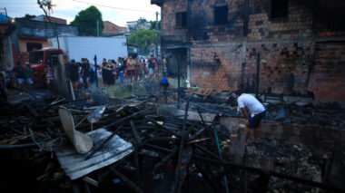 Vítimas de incêndio do Japiim e Jorge Teixeira são amparadas pela Prefeitura de Manaus