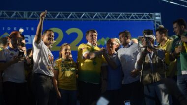 Bolsonaro declara apoio à reeleição de Wilson Lima, em comício em Manaus