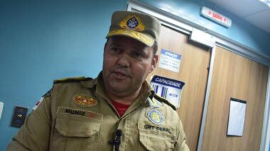 Força-tarefa já conseguiu retirar dois veículos do desmoronamento na BR-319 um caminhão está sendo preparado para ser removido. Outros cinco veículos estão submersos
