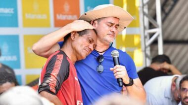 Prefeito de Manaus Davi Almeida se emociona com amigo de infância e anuncia ajuda à fazenda esperança