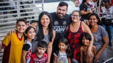 Candidato a deputado estadual, Capitão Carpê recebe apoio da população na Compensa