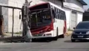Leia mais sobre o artigo Vídeo: ônibus fica destruído após arrastar poste em acidente na zona norte de Manaus