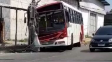 Vídeo: ônibus fica destruído após arrastar poste em acidente na zona norte de Manaus