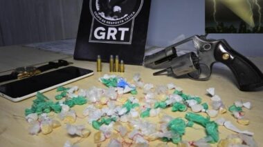 Durante cumprimento da Operação Cidade Mais Segura, da SSP-AM, policiais da Secretaria Executiva-Adjunta de Operações (SEAOP) prendem infrator com arma de fogo