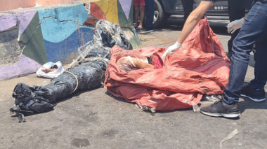 Corpos são encontrados com tiros na cabeça em lixeira no Centro de Manaus