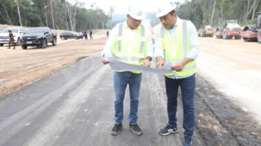 Governador Wilson Lima acompanha pavimentação dos primeiros 5 quilômetros do Anel Viário Leste
