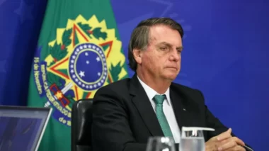 Bolsonaro entra com queixa-crime no STF contra Lula e Gleisi