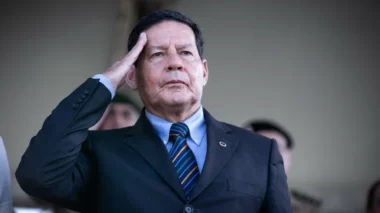 Mourão fala em autoritarismo de Moraes: “Hora de reagir”