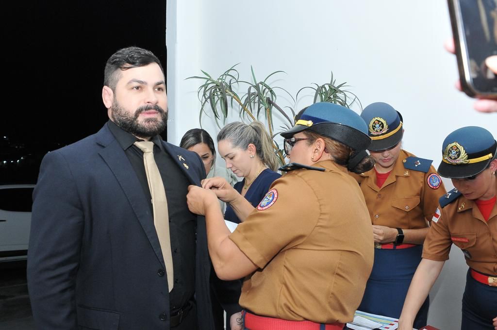 Leia mais sobre o artigo Em solenidade do Corpo de Bombeiros Militar, vereador Capitão Carpê é agraciado com Medalha Dom Pedro II