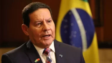 Mourão relembra história e avisa que comunistas “não passarão”