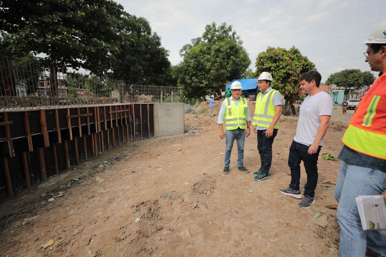 No momento, você está visualizando Wilson Lima vistoria construção de ponte para pedestres e veículos na zona leste e garante entrega já em 2023