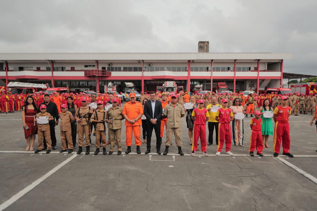 No momento, você está visualizando Wilson Lima entrega certificados para bombeiros mirins formados no Amazonas