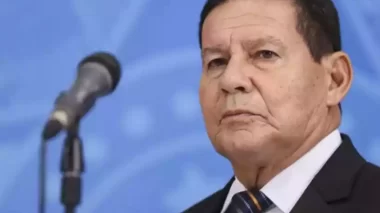 Mourão para Alexandre de Moraes: ‘A corte poderia dizer Alexandre Pode abaixar tua bolinha aqui’