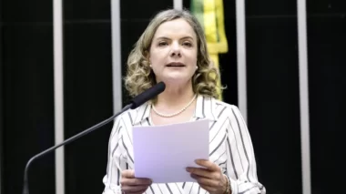 Gleisi Hoffmann critica compra de blindados para o Exército