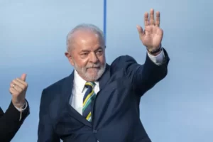 Leia mais sobre o artigo ‘Vai cair a bolsa, aumentar o dólar? paciência’ diz Lula ao defender mudança no teto de gastos