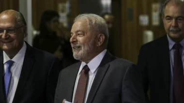 Lula recebe MST e indica criação de conselho para negociar com movimentos sociais