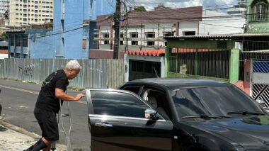 Apresentador Sikera Jr. é visto saindo de muletas do médico