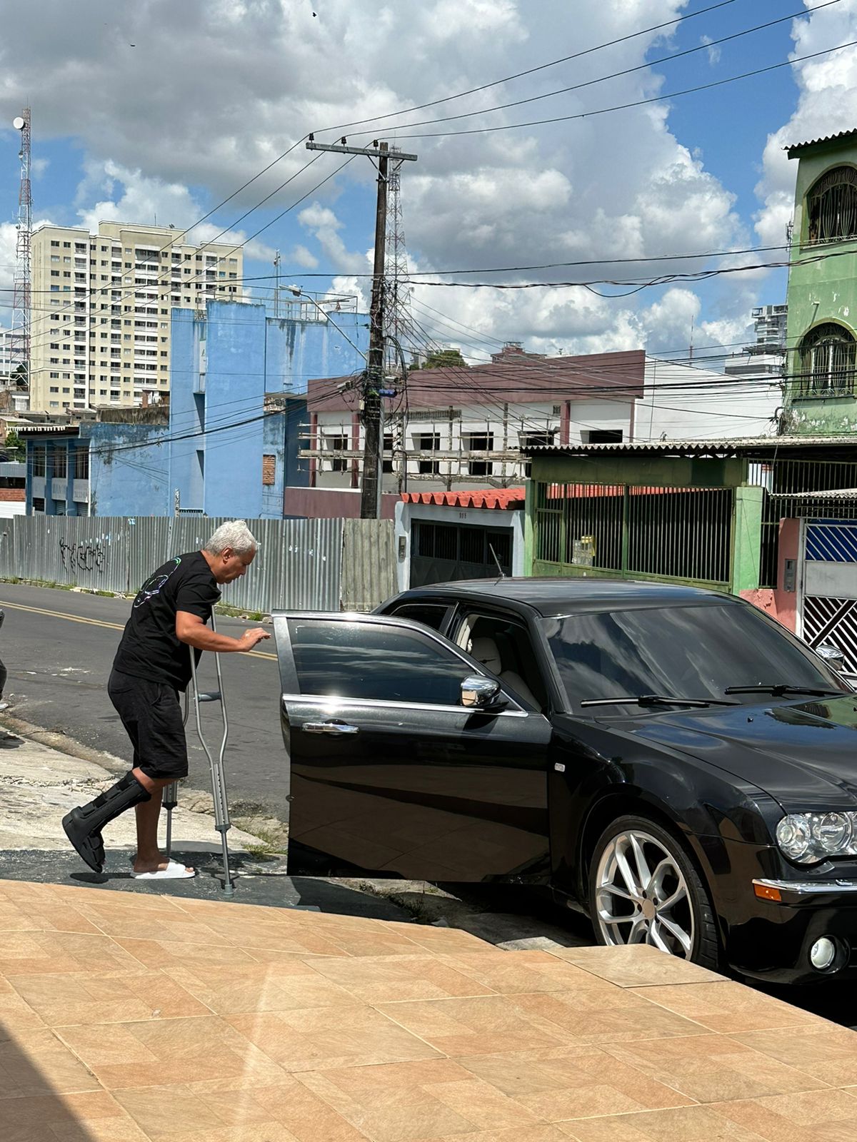 No momento, você está visualizando Apresentador Sikera Jr. é visto saindo de muletas do médico