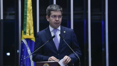 Randolfe pede ao TCU que torne Jair Bolsonaro inelegível