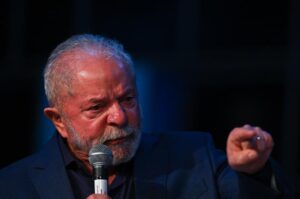 Leia mais sobre o artigo Lula manda recado: “Vai acabar as privatizações neste país”