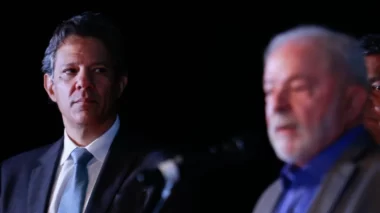Lula decide voltar a cobrar imposto federal sobre combustíveis
