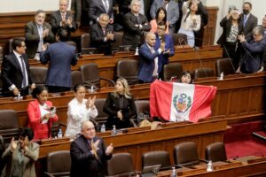 Leia mais sobre o artigo Presidente do Peru é preso após anunciar a dissolução do Congresso