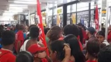 Urgente: MST invade supermercado em Natal e tomam controle da empresa