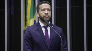 Janones diz que “Bolsonaro e um de seus filhos serão presos”