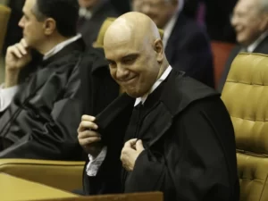 Leia mais sobre o artigo Moraes decide abrir investigação contra Bolsonaro; leia decisão