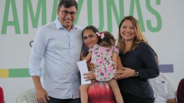 Wilson Lima dá início à nova fase de entrega de cartões do Auxílio Estadual Permanente em Manaus